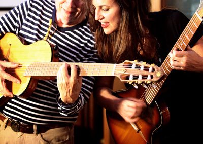 Rick Turner showing Susana Raya his favorite chord: 7#9 - Jimi Hendrix